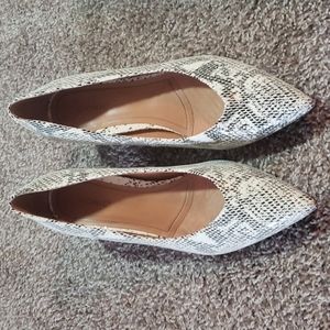 Vionic kitten heel, "Josie" snakeskin pattern shoes, 9.5 wide.